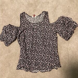 Exposed shoulder blouse